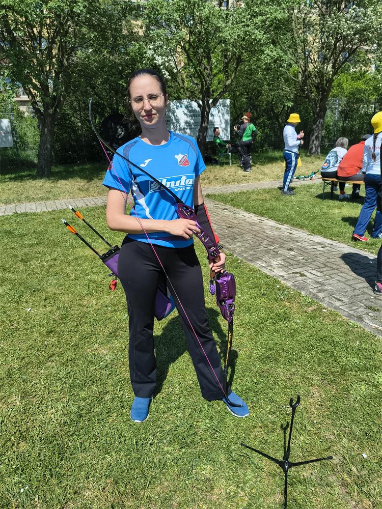 Hania Krzyśka with NIKA bow.jpg