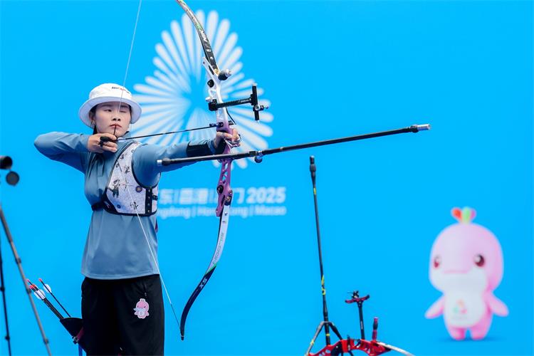Liang Qiurong with Nika Archery Equipment-2